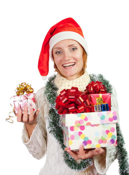 glücklich lächelnde Frau mit Weihnachtsmütze und Geschenken - Foto, Bild