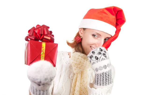 Счастливая улыбающаяся женщина в рождественской шляпе с подарками
 - Фото, изображение