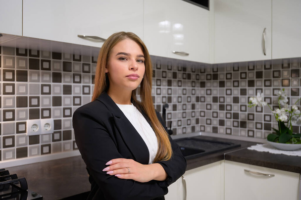 Mujer joven en el interior de la cocina blanca moderna de lujo en estilo provence - Foto, Imagen
