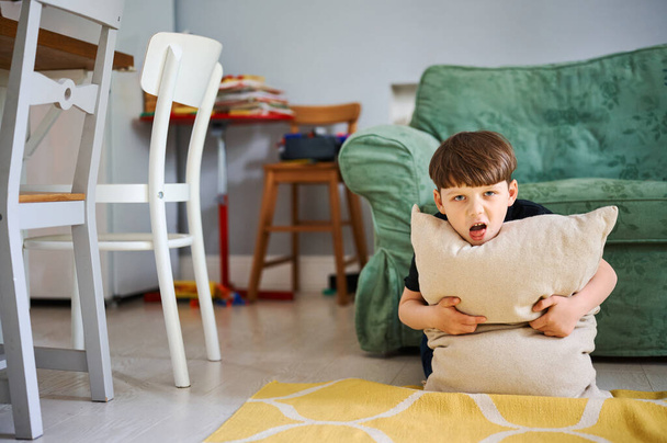 Jovem menino pré-escolar brincar com travesseiro e se divertir em casa - Foto, Imagem