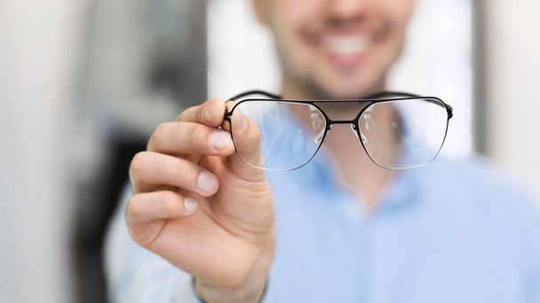 Nahaufnahme Porträt eines jungen Mannes mit Brille - Foto, Bild