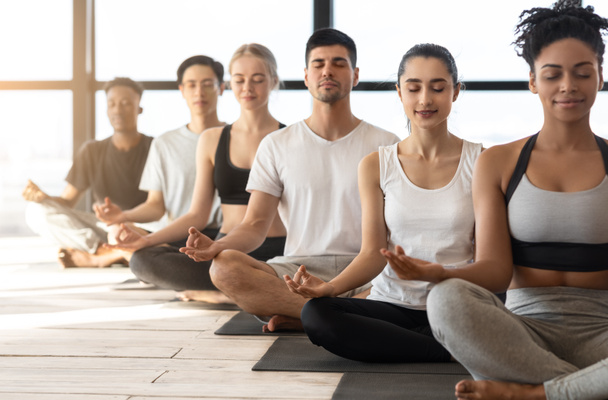 Group Meditation. Sporty Multiracial Men And Women Meditating Together During Yoga Class - Foto, Imagem