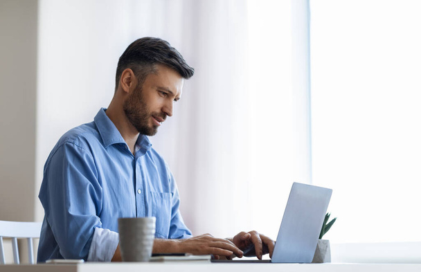 Elfoglalt férfi vállalkozó dolgozik Laptop Számítógép Modern Office - Fotó, kép
