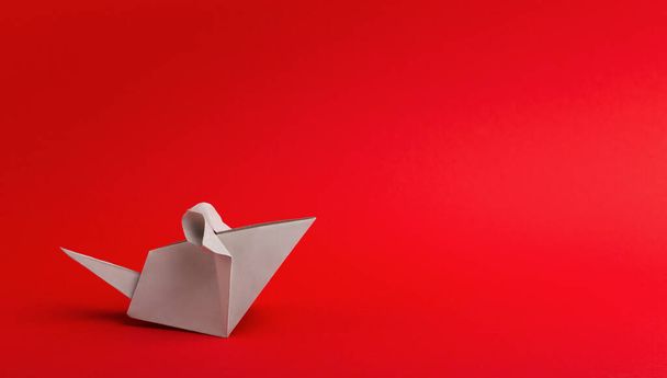 Origami de rata para Año Nuevo Chino sobre fondo rojo brillante - Foto, Imagen