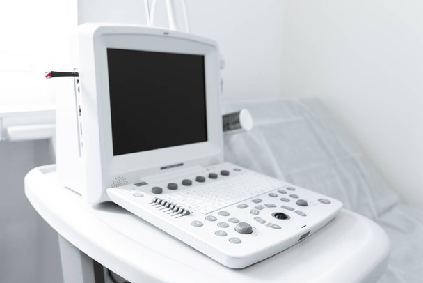 Device for ultrasound diagnostics in the white room of a medical clinic. - 写真・画像