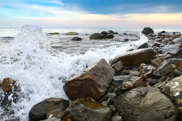 paisaje marino, grandes piedras escénicas contra el mar y el cielo
 - Foto, imagen