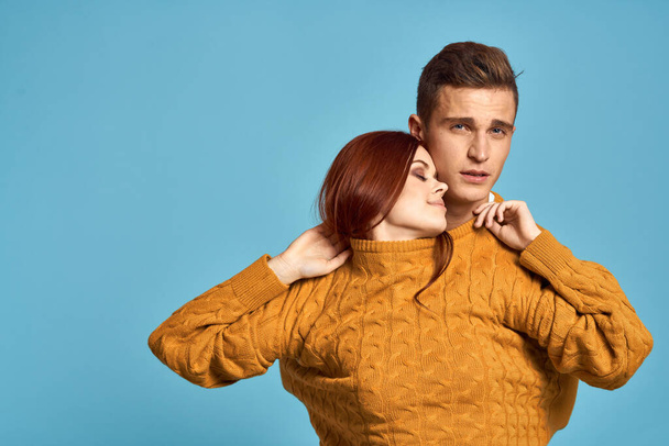 pareja enamorada en suéter amarillo posando sobre fondo azul recortado ver Copiar espacio - Foto, Imagen