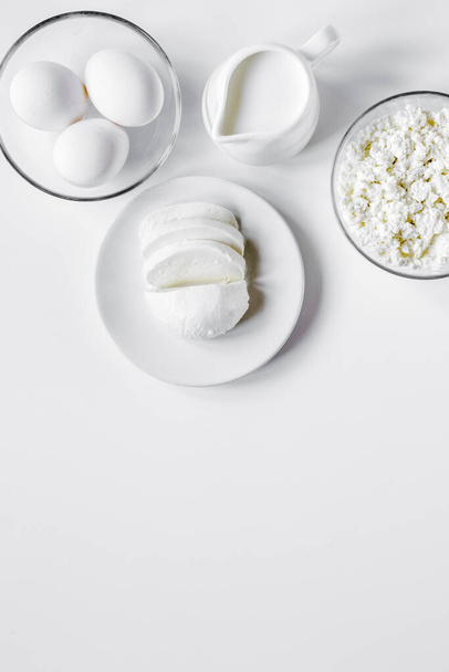 白いテーブルの上にミルクと健康食品のコンセプトモックアップ - 写真・画像