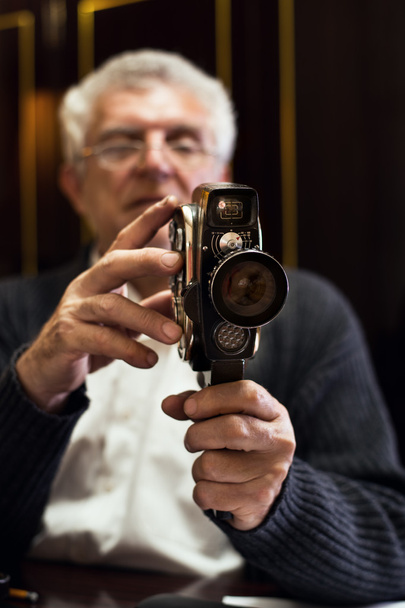 Senior hält Videokamera in der Hand - Foto, Bild