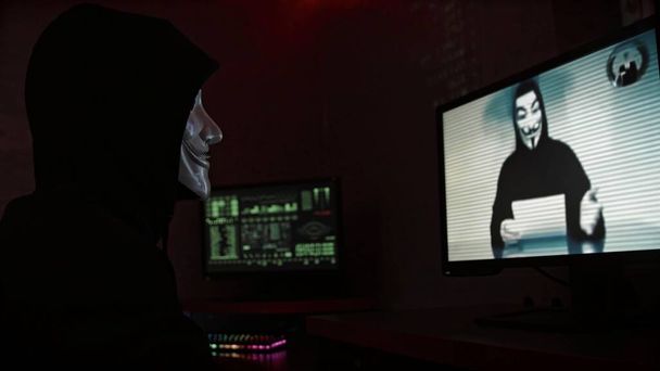 Een foto van twee hackers die spreken tijdens een videoconferentie - Foto, afbeelding