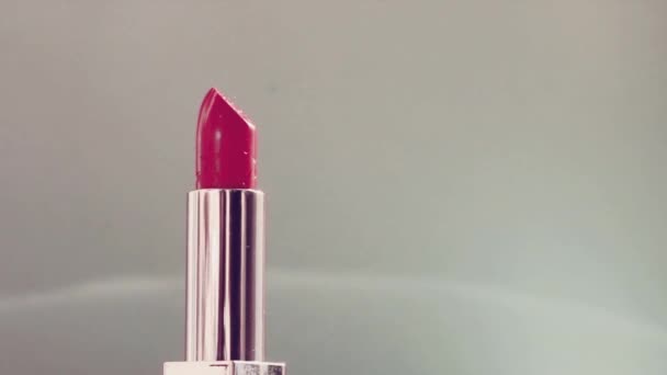 Lápiz labial rosa vintage en tubo plateado y destellos de luz brillante, producto de maquillaje de lujo y cosméticos de vacaciones para la marca de belleza - Metraje, vídeo