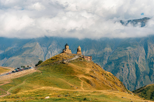 Краса церкви в хмарах в горах Казбеджі. Це церква Ґергеті Трійці.. - Фото, зображення