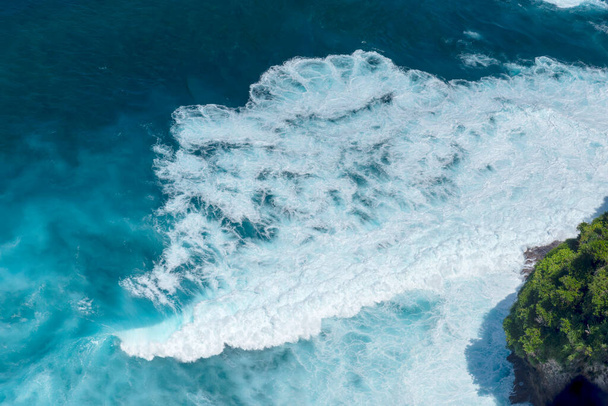 Été plage tropicale sable blanc bleu mer été sur une journée ensoleillée. Mer côte plage décor vague mousseuse sur la plage vagues de mer bleue océan tropical sable. Vacances vacances bord de mer turquoise . - Photo, image
