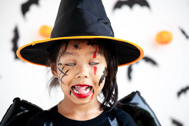 Niedliche asiatische Kind Mädchen tragen Halloween-Kostüme und Make-up Spaß auf Halloween-Feier - Foto, Bild