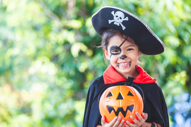 Söpö aasialainen lapsi tyttö yllään halloween puvut ja meikki hauskaa Halloween juhla - Valokuva, kuva