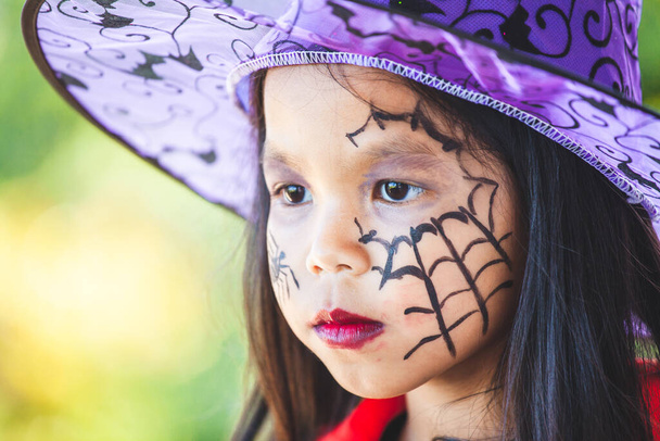 Крупный план на красивом лице милой азиатской девочки на праздновании Хэллоуина - Фото, изображение