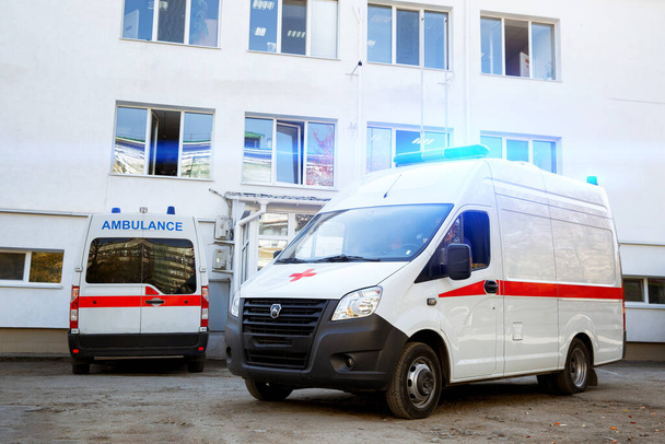Zaporozhye / Ukraine- 08 novembre 2019 : Une ambulance se tient dans la cour de l'hôpital. - Photo, image
