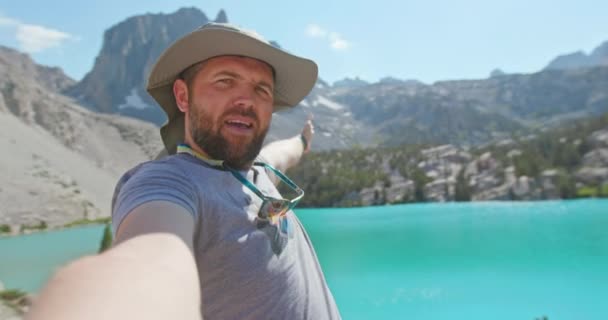 Muž natáčení přírody cestování na sociálních sítích pro přátele Legrační vzrušený hezký chlap - Záběry, video
