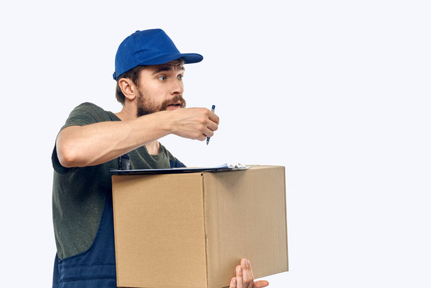 Mensajero masculino de trabajo con caja en mano documentos entrega servicio luz fondo - Foto, imagen