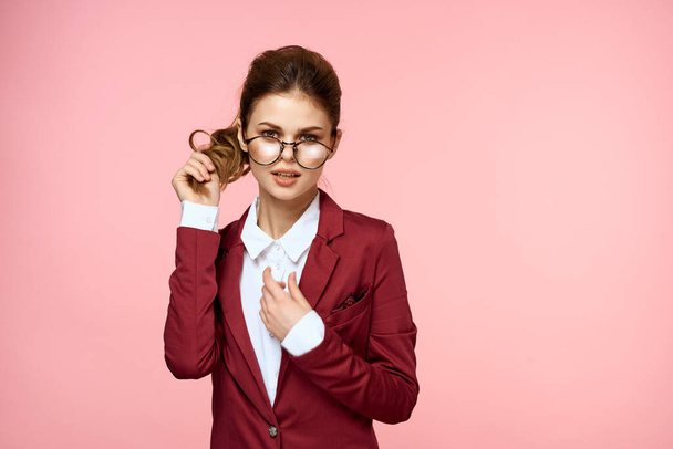 Mujer de negocios chaqueta roja gafas estilo de vida ejecutivo estudio rosa fondo - Foto, Imagen