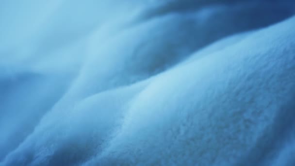 Blauwe pluizige bontjas textuur, warme winterkleding, luxe textiel en stof achtergrond zwaaien en bewegen - Video