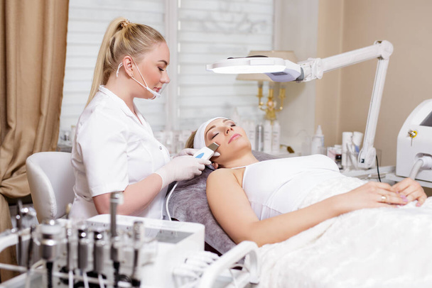 cosmetología y concepto de belleza - procedimiento de pelado facial por ultrasonido en el salón de belleza moderno - Foto, Imagen