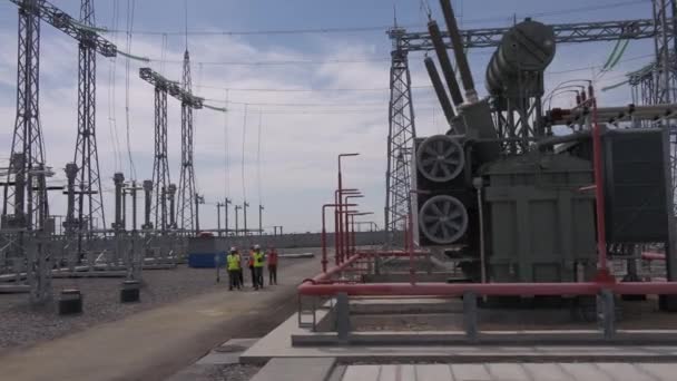 Pali di servizio e generatori sulla centrale elettrica - Filmati, video
