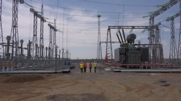 Poteaux et générateurs de services publics sur la centrale électrique - Séquence, vidéo