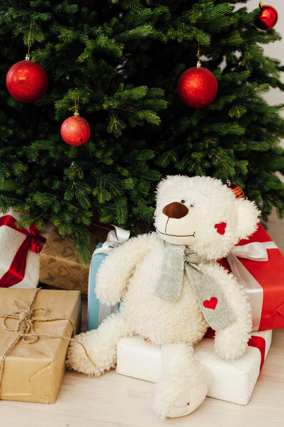 Karácsonyfa fenyő ajándékokkal játék puha medve - Fotó, kép
