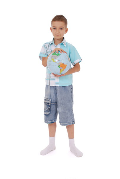 Le garçon tient le globe dans ses mains
 - Photo, image
