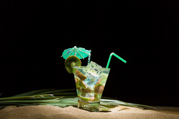 Kiwi cocktail on the sand - 写真・画像