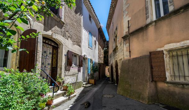 Saint-Miter-les-Remparts, medieval village of Bouches-du-Rhne in the Occitanie region. - Foto, Imagen