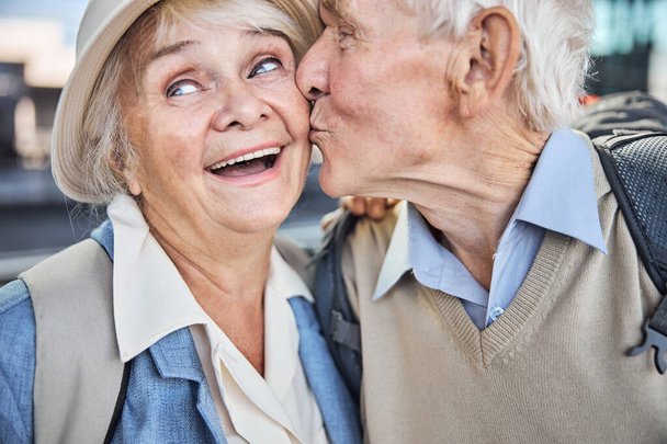 Amado marido beijando seu cônjuge feminino alegre na bochecha - Foto, Imagem