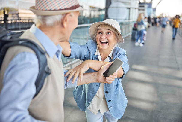 Ohromená žena potkává starého přítele na ulici - Fotografie, Obrázek