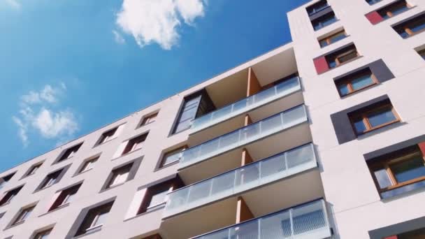 Modern apartman blokkok és kortárs lakóépület, építészet és ingatlan Európában - Felvétel, videó