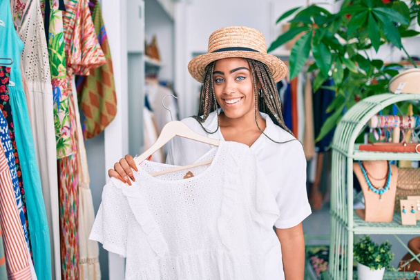 Giovane donna afroamericana sorridente felice al negozio al dettaglio - Foto, immagini