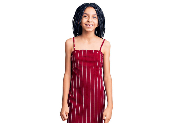 Χαριτωμένο αφροαμερικανό κορίτσι φορώντας casual ρούχα αναζητούν θετική και ευτυχισμένη στέκεται και χαμογελά με αυτοπεποίθηση χαμόγελο δείχνει τα δόντια  - Φωτογραφία, εικόνα