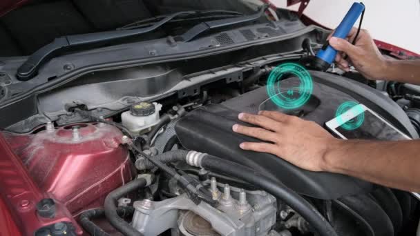 Images lentes de la vérification sous le capot de la voiture rouge, Fermer les mains de mécanicien automatique vérifier le moteur et l'intérieur d'une voiture - Séquence, vidéo