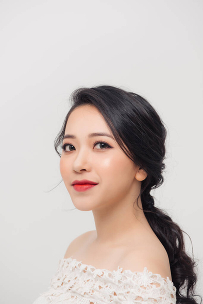 Közelkép portré gyönyörű fiatal ázsiai nő elszigetelt fehér háttér. Szépségkoncepció. - Fotó, kép