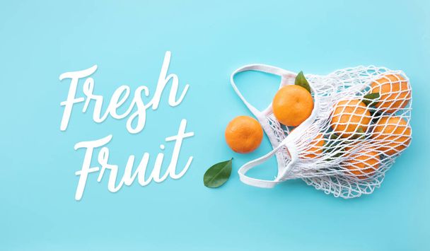 Frische Früchte Text mit Orange aus dem Garten in Häkeltasche. Gesunde und Naturkonzepte. - Foto, Bild