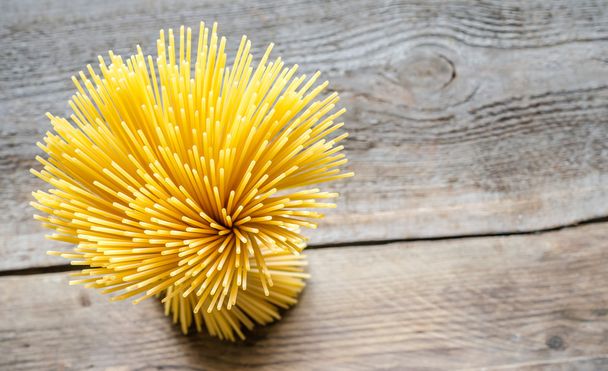 A bunch of spaghetti: top view - 写真・画像