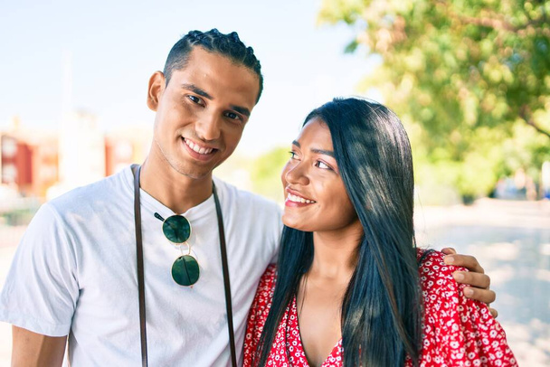 Jovem casal latino sorrindo abraço feliz na rua da cidade. - Foto, Imagem
