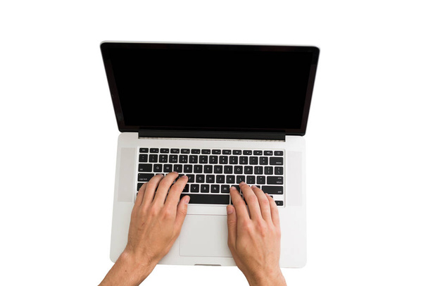Мужские руки, работающие на ноутбуке, фотография сделана с видом от первого лица - изолированы на белом - Фото, изображение