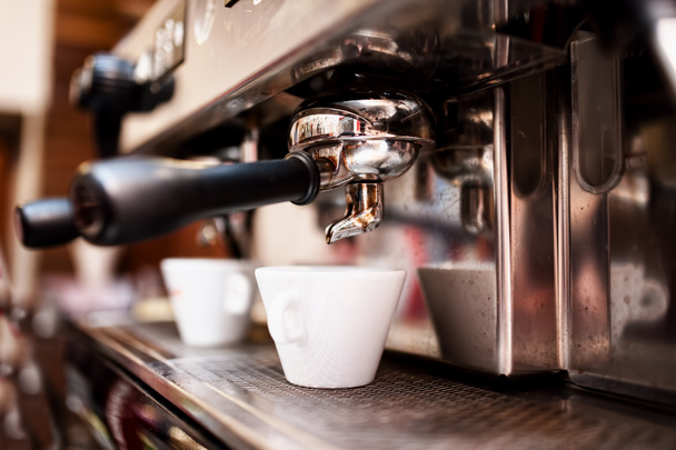 Espresso kone keittää kahvia pubissa, baarissa, ravintolassa - Valokuva, kuva
