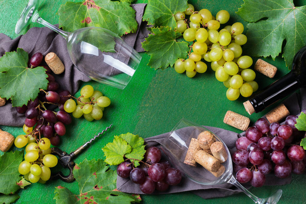 Eten en drinken, herfst herfst concept. Wijnproeverij, degustation, uitnodigingskaart met symbolen - wijnstok, fles, glazen, kurkentrekker. Kopieer ruimte achtergrond - Foto, afbeelding