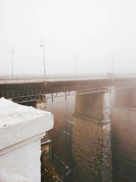 El puente al casco antiguo sobre el cañón en un día nublado opaco, Kamenets-Podolsky, Ucrania
  - Foto, imagen