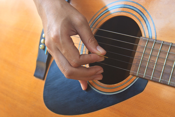 dívka ruka hraje akustická kytara - Fotografie, Obrázek