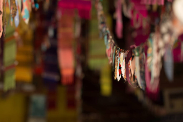 Покриття прапорів фестивалю в дверях на погане освітлення в храмі в Таїланді. - Фото, зображення