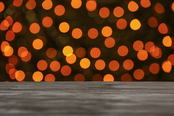Uitzicht op tafel tegen wazig kerstlicht - Foto, afbeelding