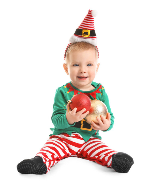 Lindo bebé en traje de elfo de Navidad sobre fondo blanco - Foto, Imagen